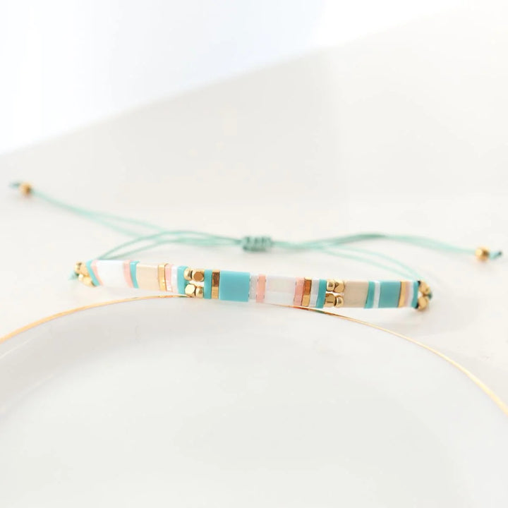 Kala - bracelet en perles Miyuki porté au poignet