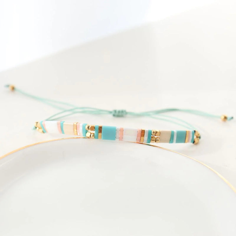 Kala - bracelet en perles Miyuki porté au poignet