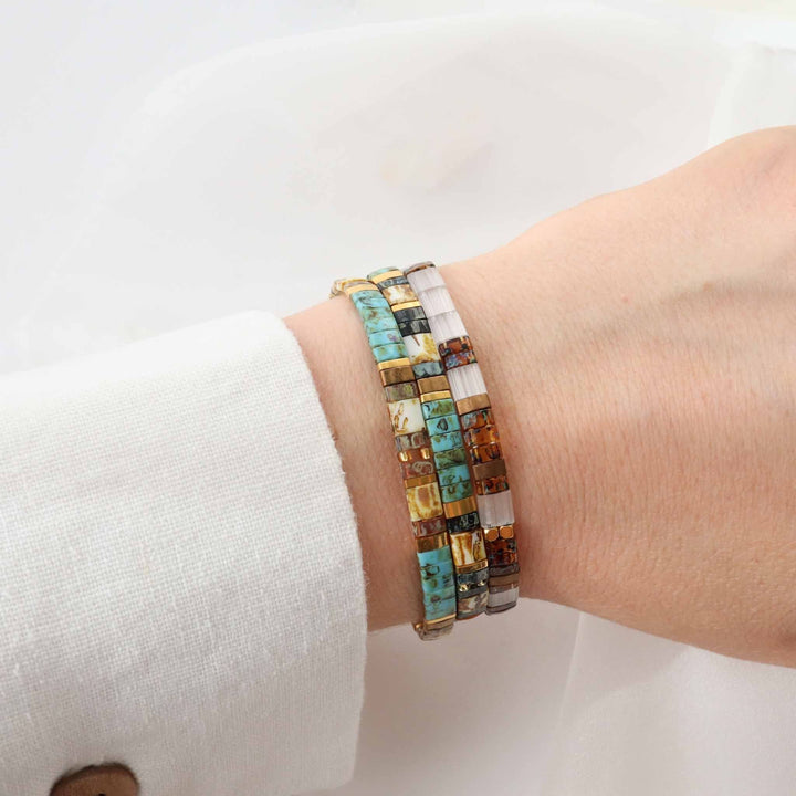 Kia - bracelet en perles Miyuki porté au poignet
