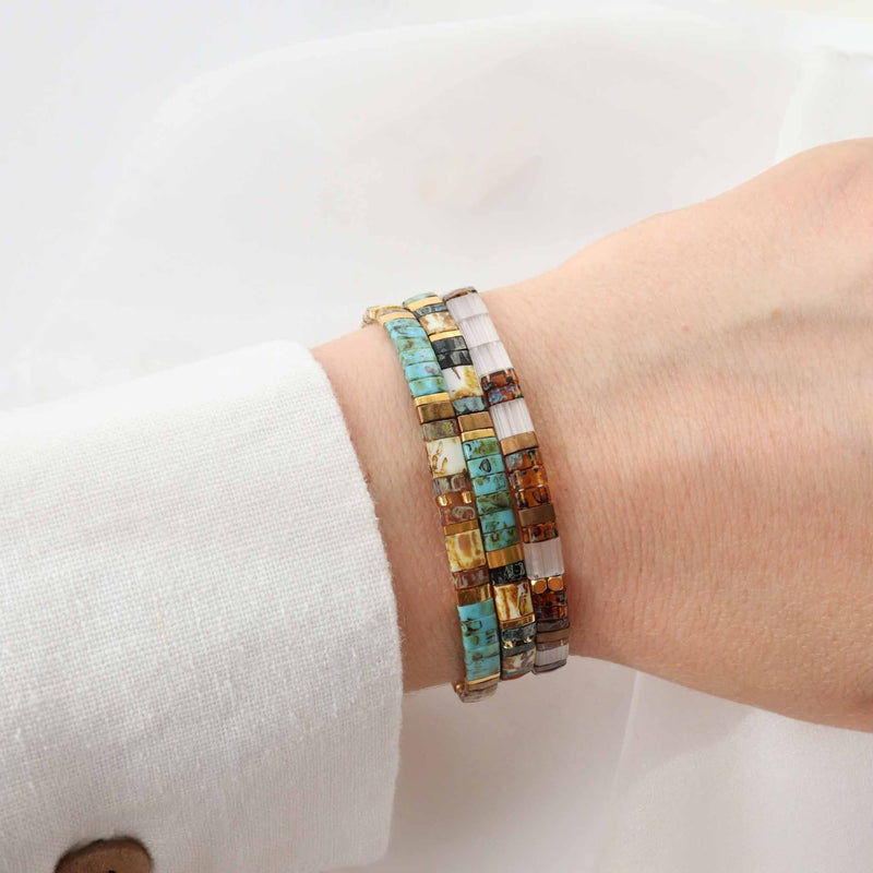 Kia - bracelet en perles Miyuki porté au poignet