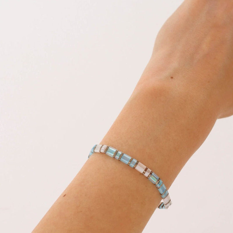 Neela - bracelet en perles Miyuki porté au poignet