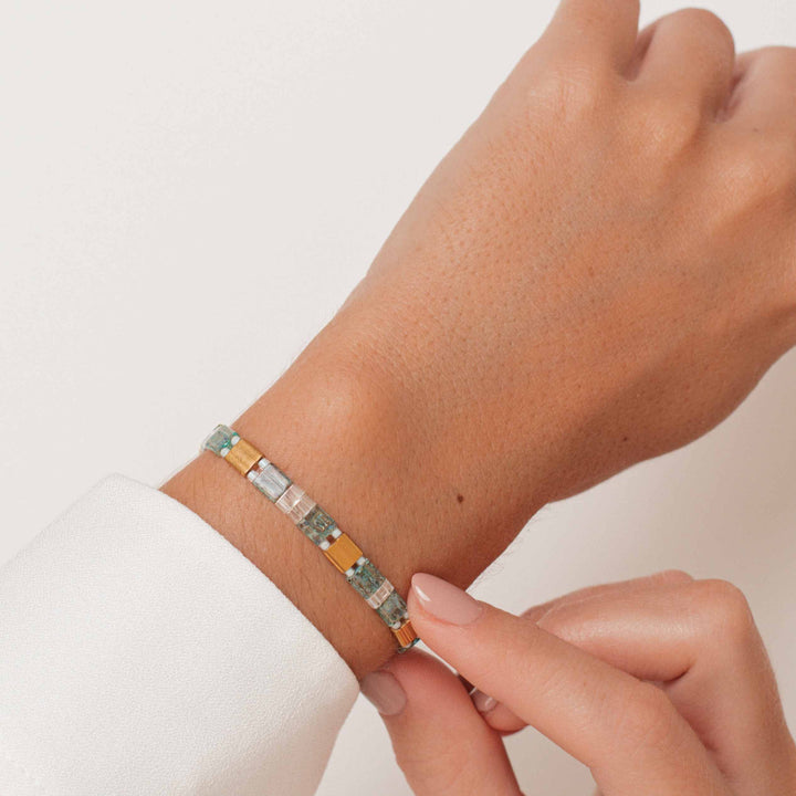 Beatrice - bracelet en perles Miyuki porté au poignet