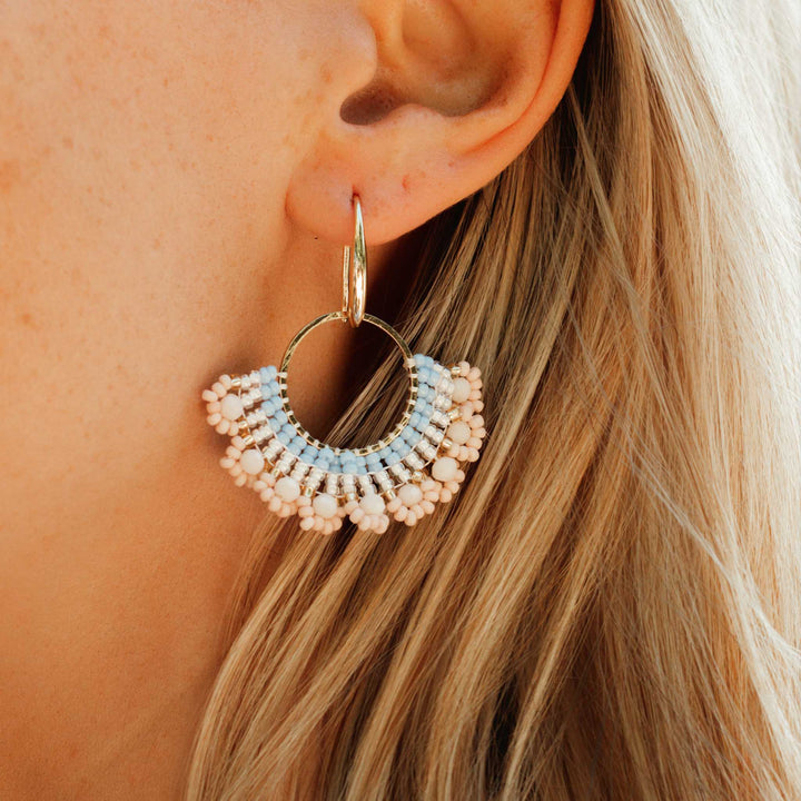 Ava - boucles d'oreilles en perles Miyuki portées