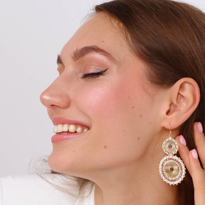 Blanca - boucles d'oreilles en perles Miyuki portées