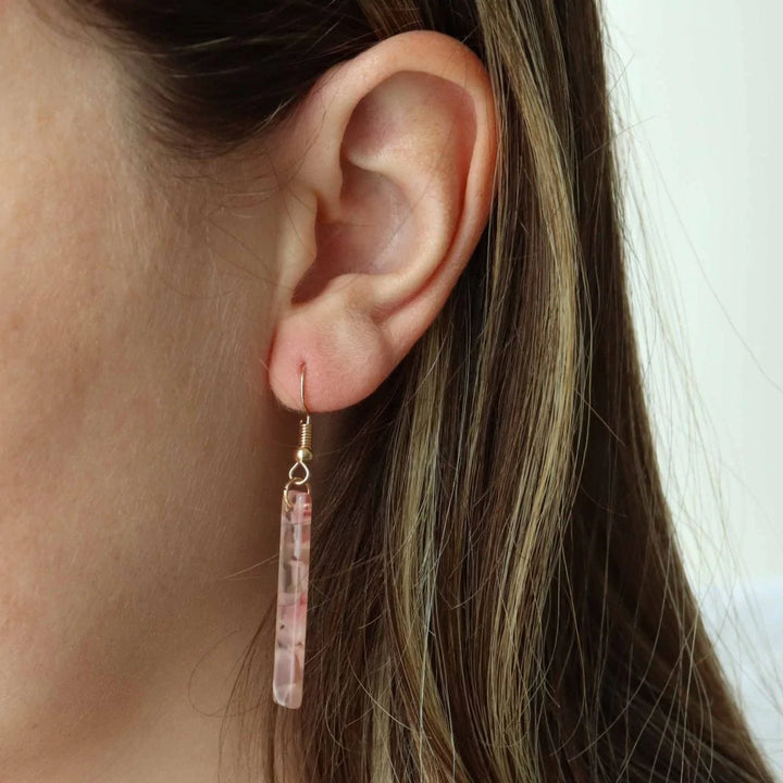 Julia - boucles d'oreilles en perles Miyuki portées