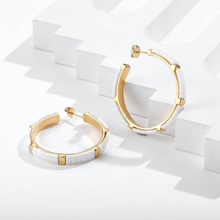 Lila - boucles d'oreilles en perles Miyuki portées