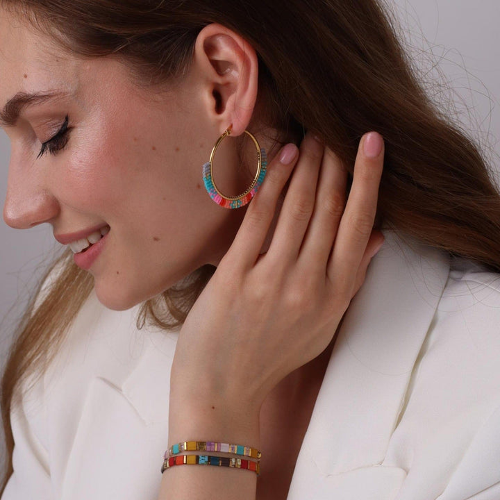 Lola - boucles d'oreilles en perles Miyuki portées