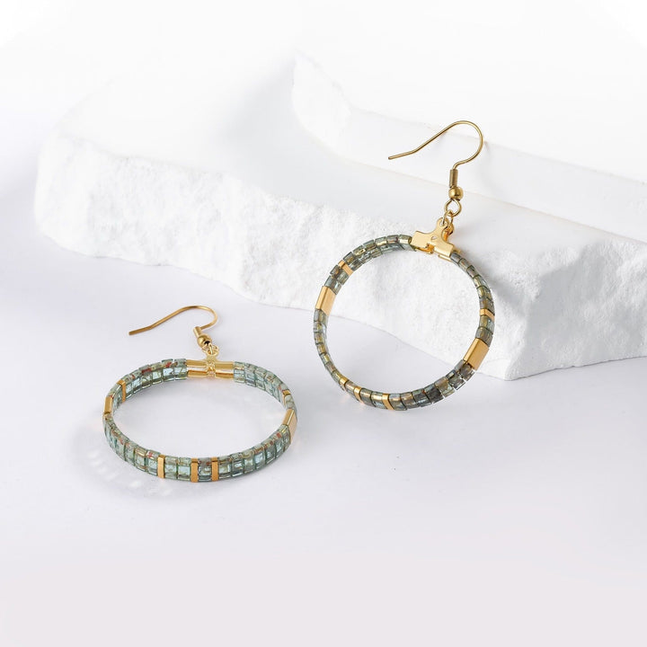 Luna - boucles d'oreilles en perles Miyuki portées