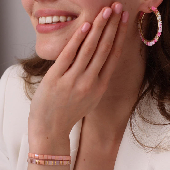 Rosa - boucles d'oreilles en perles Miyuki portées