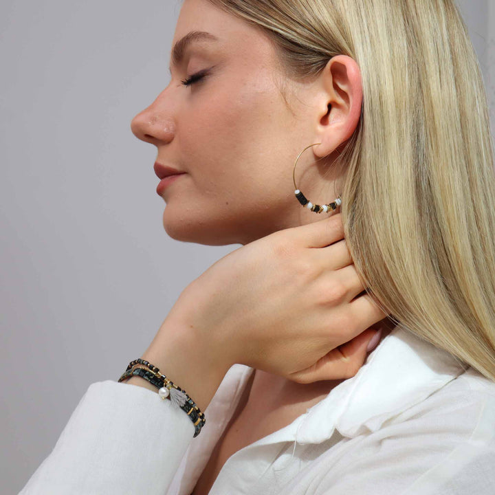 Shade - boucles d'oreilles en perles Miyuki portées